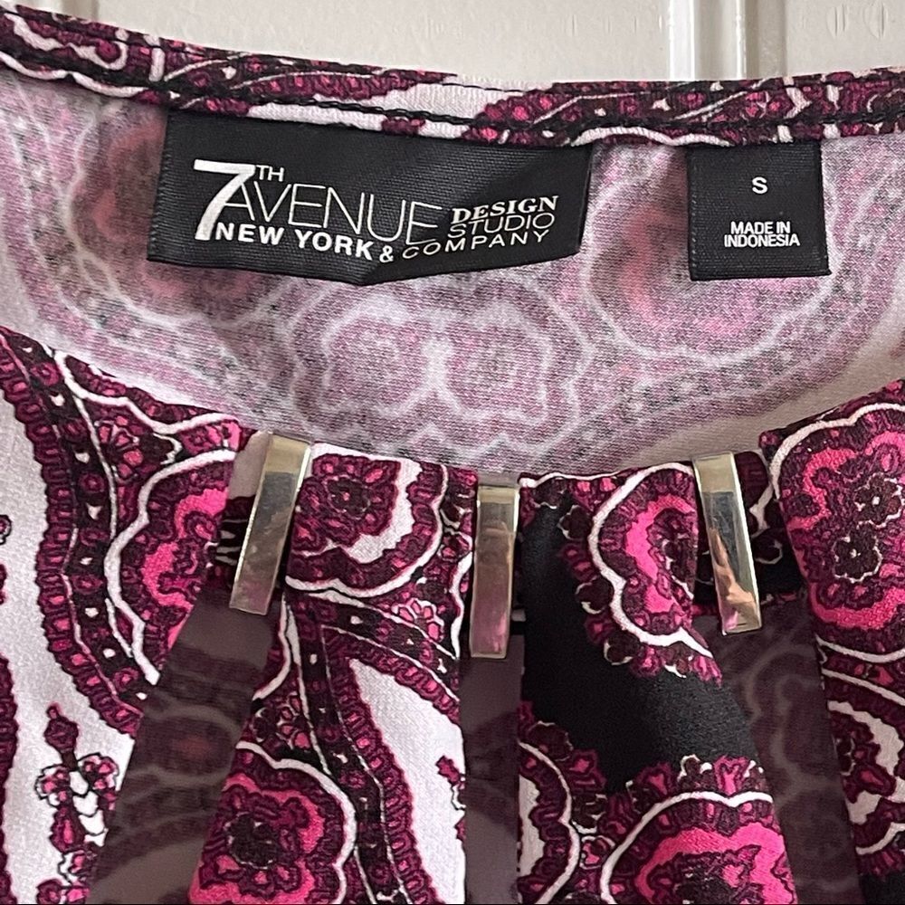2/$16 New York & Company Black w/Burgundy Print Short Sleeve Blouse; SZ S; EUC - Picture 4 of 6
